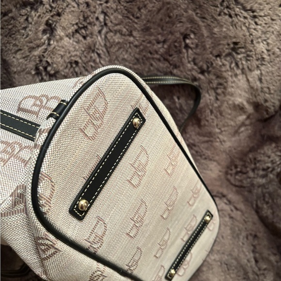 Brand new Dooney & Bourke Tan and Black Signature Tote - Picture 11 of 11